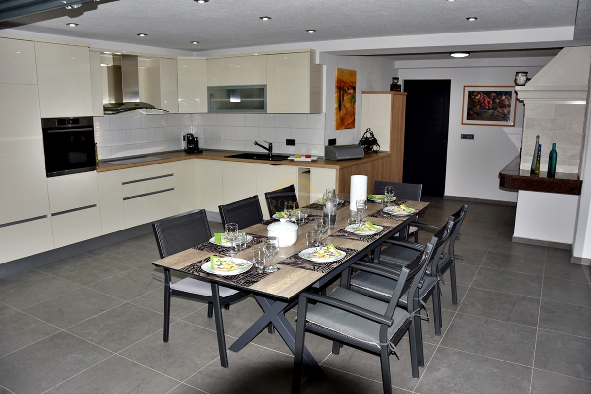 Vrhunsko urejena hiša na Čiovu/Okrug Gornji s prekrasnim odprtim razgledom